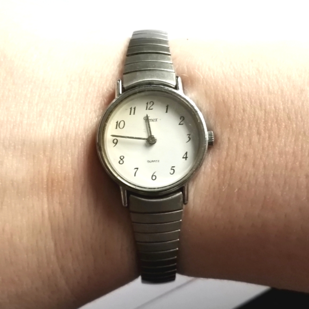 Vintage Timex ladies wristwatch white face round silver tone quartz watch